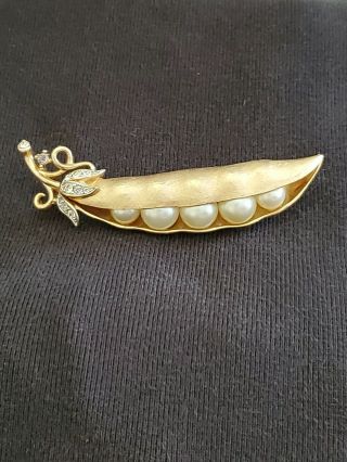 Vintage Trifari Signed Peas In A Pod Pin/brooch In Brushed Gold Tone Pod With Rh