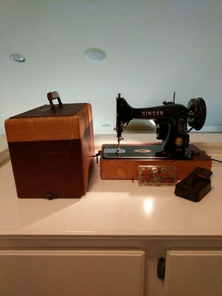 Vintage 1956 Singer Model 99 - 31 99k Sewing Machine with Case & Accessories 2