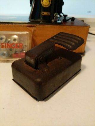 Vintage 1956 Singer Model 99 - 31 99k Sewing Machine with Case & Accessories 3