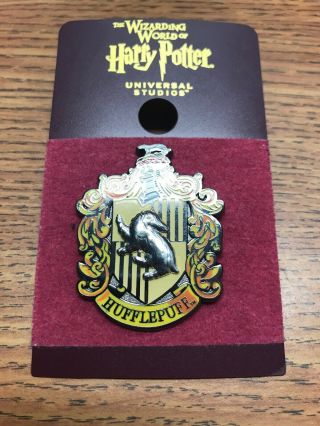 Harry Potter Hufflepuff Crest Pin Universal Studios Wizarding World Badge A441