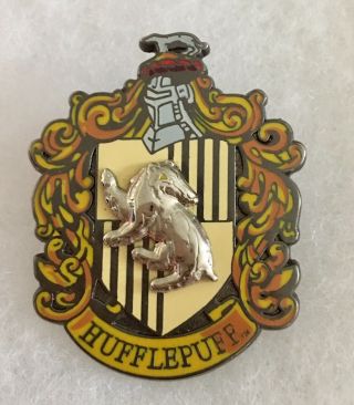 Harry Potter Hufflepuff Crest Pin Universal Studios Wizarding World Badge A441