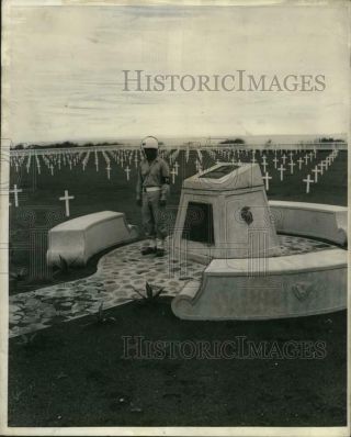 1947 Press Photo Philippine Scouts Guards At Iwo Jima Cemetery And Memorial