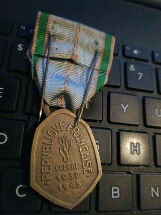 1939–1945 Commemorative war medal - - - SEE STORE - - 3 A WEEK - COMBINE SHIPP 3