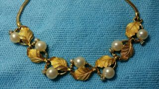 VINTAGE PENNINO GOLD TONE LEAF CLEAR RHINESTONE FAUX PEARL NECKLACE EXC COND 2