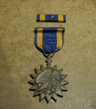 Vintage Ww2 Era Us Military Air Medal With Full Wrap Brooch