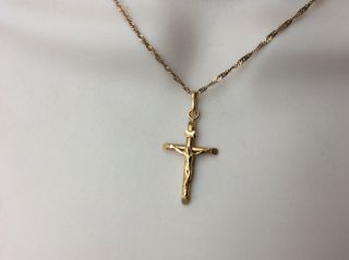 A Vintage 9ct Gold Cross And Chain Presented In A Gift Box.