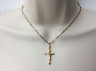 A VINTAGE 9ct GOLD CROSS AND CHAIN PRESENTED IN A GIFT BOX. 2