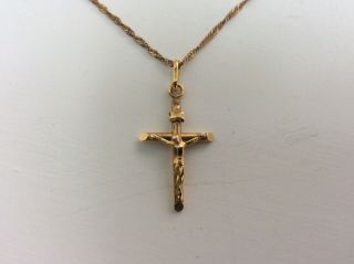 A VINTAGE 9ct GOLD CROSS AND CHAIN PRESENTED IN A GIFT BOX. 3