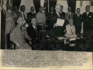 1945 Press Photo President Truman Reads Japanese Surrender Message To Cabinet