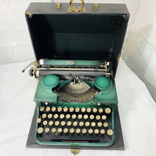Vintage Royal Portable Typewriter Model P P1801410 Green In Case