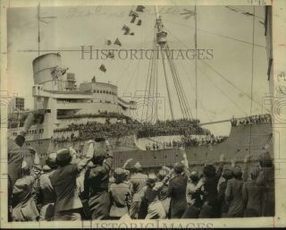 1945 Press Photo Returning Wwii Soldiers Jam Decks Of Queen Mary In York