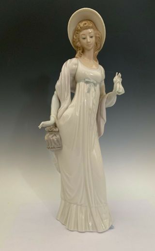 Lladro Figurine " Dainty Lady " 4934 Woman In Dress With Hat And Purse
