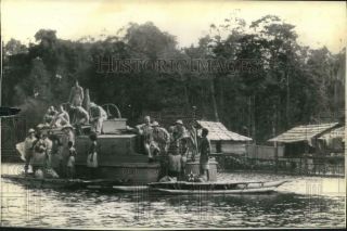 1942 Press Photo Us Soldiers Take Leave,  Visit Guinea Natives On Boat Trip