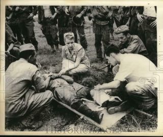 Press Photo Us Army Nurse Frankie Lewey Treats Japanese Soldier On Corregidor