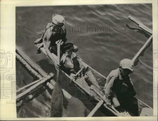 1945 Press Photo Filipino Father & Sons Paddle Up To A Coast Guard - Manned Lst