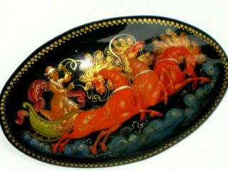 GORGEOUS VTG RUSSIAN TROYKA PALEKH HAND PAINTED LACQUER OVAL BROOCH PIN SIGNED 2