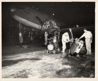 U.  S.  MARINE CORP GROUND CREW READY PLANES FOR COMBAT MISSIONS (2 - PHOTOS) - 1944 3