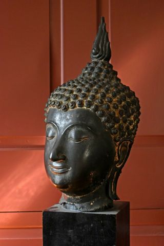 AN OVER LIFESIZE ANTIQUE SOUTHEAST ASIAN THAI BRONZE HEAD OF BUDDHA SHAKYAMUNI 2