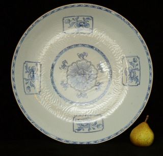 A large 39cm diameter Chinese porcelain charger / plate (18th century) 3