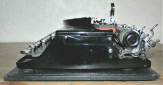 VINTAGE IMPERIAL “Good Companion” portable typewriter c.  1937. 2