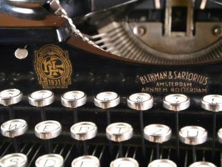 Wintage Royal Portable Typewriter Rare Holland/dutch Version