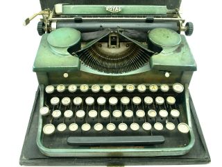 Antique Vintage Royal Portable Typewriter Green With Case.  Model P