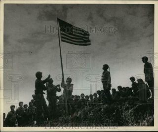 1945 Press Photo Troops Watch As The First American Flag Waves Over The Ryukyus