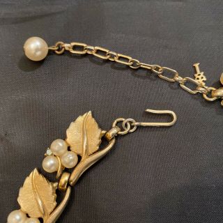 Vintage Crown Trifari Gold Tone Faux Pearl Rhinestone Leaf Necklace 3