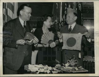 1945 Press Photo York Ij Fox Shows Japanese Artifacts To Frank Oleary Nyc