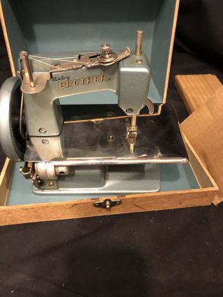 VINTAGE 1950 ' S BABY BROTHER CHILDS Blue SEWING MACHINE 2