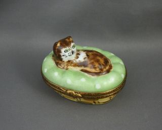 Limoges Cat In Basket Trinket Box Peint Main Hinged Mouse Clasp Green Polka Dot