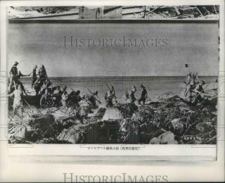 1942 Press Photo Japanese Troops Landing On Corredigor In The Face Of The Enemy