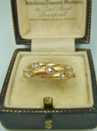 An Attractive & Distinctive 9ct Gold Hallmarked Set Diamond Ring Of Design