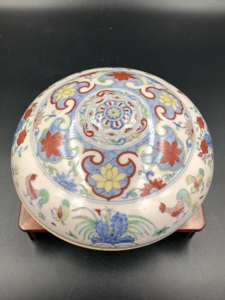 A FINE WUCAI SECTIONED CIRCULAR BOX AND COVER 2