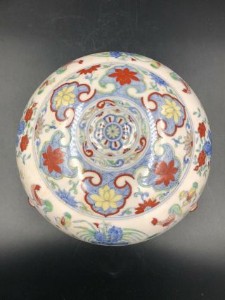 A FINE WUCAI SECTIONED CIRCULAR BOX AND COVER 3