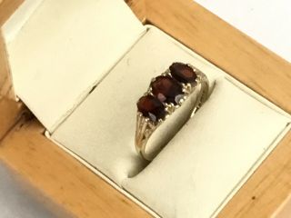 A Vintage 9ct Gold and 3 - Stone Garnet Ring,  1987 - Size Q 3