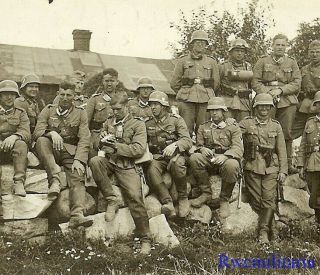 Tough Looking Wehrmacht Combat Infantry Truppe Posed For Group Pic; Poland