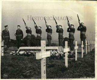 1944 Press Photo Us Army Guard Fires Salute Over Graves In Belfast,  Ireland