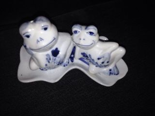 Vintage Blue & White Frog Salt And Pepper Shakers With Tray