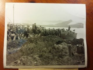 Ww2 Photo Battle Of Guinea Us Army Troops Board Landing Craft 1943