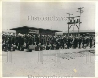 1943 Press Photo Seabees Arrive At Camp Parks Ca After A Year In The Aleutians