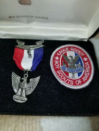 Eagle/Boy Scout Award Kit Pin and patch (missing the 2 pins) in velvet case 2