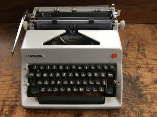 Olympia Sm9 Deluxe Typewriter With Case