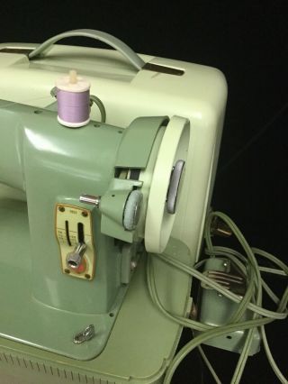 Vintage Singer 185J Sewing Machine - 2