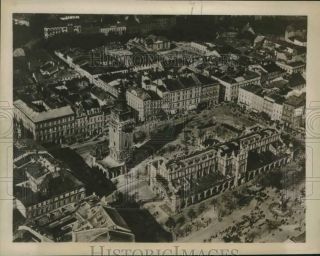 1939 Press Photo Aerial View Of Market Square In Cracow,  Poland - Nox45602