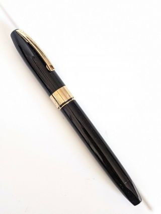 Sheaffer Legacy Gold & Black Fountain Pen.  18k Gold Fine Nib