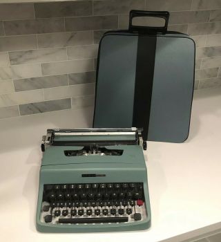 Olivetti - Underwood Lettera 32 Portable Typewriter 1968 Vintage Mid Century Spain
