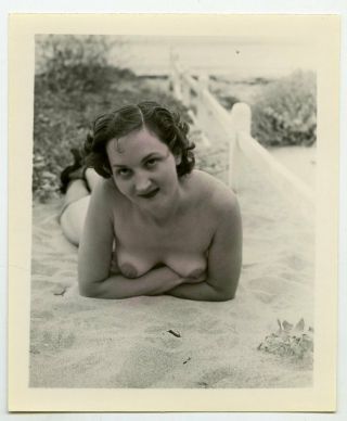 1940s Photo,  Gorgeous Nude Brunette Pin - Up Girl Laying On The Sand,  4x5,  X12469