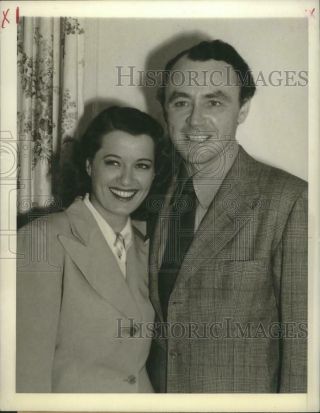 1943 Press Photo Major Sy Bartlett,  Former Film Writer,  With His Wife Ellen Drew