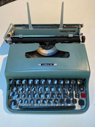 Vintage Olivetti Lettera 22 Portable Typewriter / Case